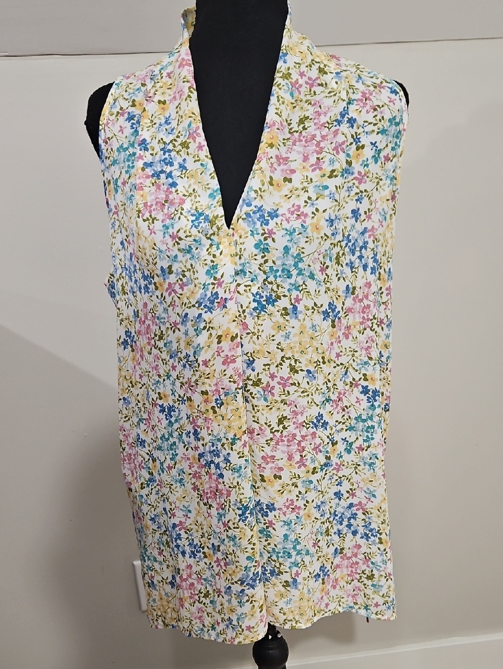Keren Hart Sleeveless Floral V-Neck Blouse in Pastel Mix. Size M